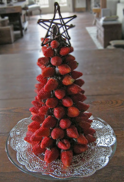 Cây thông Noel xinh xắn được làm từ socola và dâu tây. Ảnh: WD.