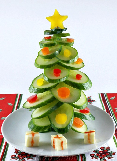 Cây thông Noel từ dưa chuột và kẹo dẻo. Ảnh: Internet.