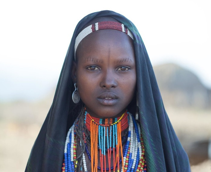 Một thiếu nữ da màu của một bộ lạc ở Ethiopia.