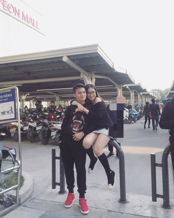 Cách đối đãi với người hâm mộ Quang Hải của Nhật Lê cũng khiến nhiều người nể phục. Khi fan ngỏ lời muốn tặng quà tiền vệ khoác áo số 19, cô cho cả địa chỉ của đội U23 để fan gửi quà dễ dàng. Khi người hâm mộ “comment” khen ngợi Quang Hải, cô vui vẻ gửi lời cảm ơn và mong mọi người dành nhiều tình cảm cho cả đội U23 Việt Nam.