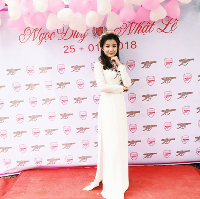 Nhắc đến mối tình “thần tốc” với người chồng hơn 2 tuổi (nhân viên ngân hàng), Nhật Lệ lại bật cười. Hai người vô tình quen biết nhau trên mạng xã hội, ban đầu chỉ nhắn tin trêu đùa nào ngờ lại nảy sinh tình cảm thật. “Mới gặp mặt anh chồng đã nói rõ với mình quan điểm “yêu chân thành, cưới nghiêm túc”. Mình choáng lắm vì còn trẻ quá mà nhưng không hiểu sao vẫn cho bản thân và anh ấy cơ hội”, Nhật Lệ nói.