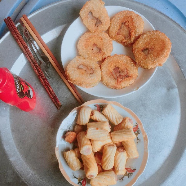 Cùng quan điểm với Diệu Nhi, không ít bạn trẻ cũng lên tiếng chia sẻ về nỗi ám ảnh ngày Tết mang tên bánh chưng này. Bạn trẻ có nickname Bùi Hồng Sơn cho biết: 'Tính tới thời điểm giờ thì ít nhất cũng qua 5 cái Tết liên tục mình chưa hề đụng đến một miếng bánh chưng'. Tuy nhiên, rất nhiều người lại tỏ ra yêu thích bánh chưng và còn 'mách nước' cho Nhi cách rán giòn để ăn mãi không ngán. 'Bọc kín bằng màng bọc thức ăn vào thì bánh không bị cứng khô nhé', 'Mỗi bữa làm 1-2 phần bánh, hôm rán hôm cho lò vi sóng quay nóng lên ăn. Ngon lắm. Bánh nhà làm thì lại càng chất lượng'… là những góp ý chân thành từ cộng đồng mạng.