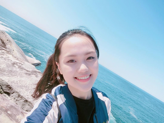 Trong một lần trả lời phỏng vấn, Duy Mạnh tiết lộ, anh chưa bao giờ bị bạn gái trách móc khi thường xuyên phải thi đấu xa nhà. Quỳnh Anh cũng không ghen tuông vô cớ dù Duy Mạnh có một hội fan girl đông đảo. Đổi lại, cầu thủ khoác áo số 11 cũng xứng danh “bạn trai quốc dân” khi thường xuyên thể hiện tình cảm ngọt ngào với bạn gái. Hầu hết status trên Facebook (dù không liên quan) anh cũng tag tên bạn gái, sẵn sàng nói với truyền thông rằng, nếu bị tỏ tình bất ngờ sẽ từ chối vì đã có người yêu rồi. Tình yêu giản dị mà sâu sắc của cặp đôi khiến fan ngưỡng mộ.