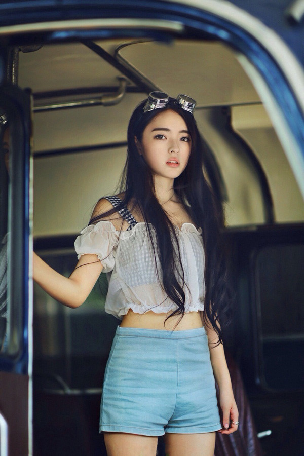 5. Trương Hạc Di: Từng học khoa Thiết kế Đồ họa Truyền thông của Học viện Mỹ thuật Trung Quốc, Hạc Di bén duyên với công việc người mẫu ảnh nhờ nhan sắc ngọt ngào. Gương mặt khả ái cùng làn da trắng hồng của cô nàng từng được cộng đồng mạng so sánh với nữ diễn viên, người mẫu Quách Bích Đình. Tuy luôn bận rộn với công việc người mẫu, cô gái đến từ Bắc Kinh duy trì thành tích học tập tốt với nhiều lần giành học bổng của trường. Nữ sinh sở hữu trang Weibo hút hơn 50.000 người theo dõi.