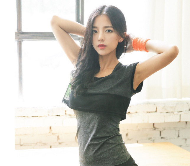 3. Trần Tử: Sau khi xuất sắc giành ngôi vị hoa khôi Học viện Truyền thông Chiết Giang, hot girl đến từ Từ Hối, Thượng Hải, thu hút sự chú ý trên mạng. Vóc dáng đẹp nhờ chăm tập gym, hot girl sinh năm 1994 này được nhiều người ví với cô giáo thể dục chân dài người Hàn Quốc - Ye Jung Hwa. Lướt qua trang cá nhân của Trăn Tử, cô nàng còn gây ấn tượng với gu ăn mặc đa dạng, từ sporty khỏe khoắn cho đến điệu đà.