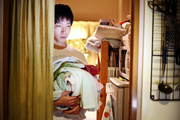 Fuminori Akoa, 29 tuổi, nhốt mình trong phòng một năm. “Fuminori cho rằng mình là người đàn ông vĩ đại, có thể làm những thứ tuyệt vời. Tuy nhiên, anh ta không bao giờ cố gắng hết sức và hay thay đổi mục tiêu. Dần dần, Fuminori cảm thấy cô độc”, Elan cho biết.