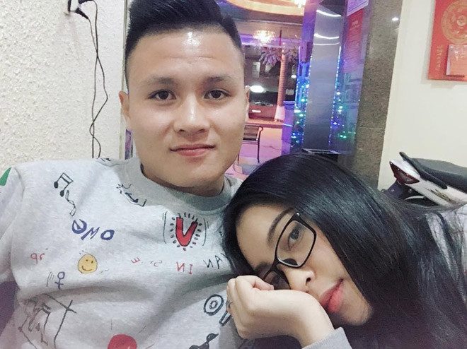 Đặc biệt là khi fan yêu cầu Nhật Lê kể tật xấu của bạn trai cầu thủ, cô chỉ cười đáp: “Thôi, mình không kể đâu. Ai đời vạch áo cho người xem lưng”. Lối ứng xử thông minh của cô gái Quảng Nam được dân mạng khen ngợi hết lời.