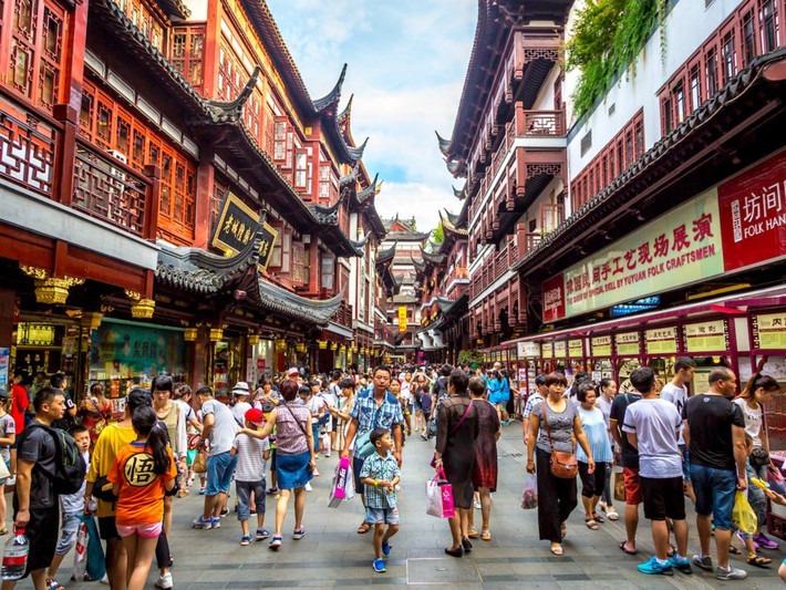 Tuổi Thìn: Du khách sinh vào năm con rồng hãy sẵn sàng lên đường để khám phá Thượng Hải, thành phố đông đúc với văn hóa và ẩm thực ấn tượng của Trung Quốc. Ảnh: Business Insider.