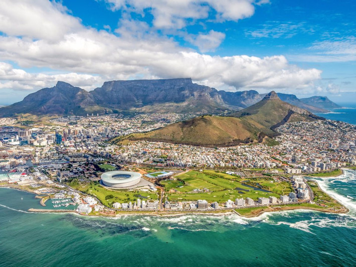 Tuổi Dần: Lòng can đảm và sự độc lập của người tuổi Dần khiến Cape Town, thành phố xinh đẹp ở Nam Phi - nơi có nhiều trò chơi mạo hiểm, trở thành điểm đến tuyệt vời. Bạn có thể lặn ngắm cá mập, dạo chơi bằng trực thăng, leo núi Table để ngắm thành phố và biển. Ảnh: Business Insider.