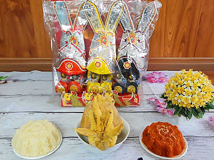 Ngoài ra, trên mạng còn rao bán combo đồ lễ cúng ông Công ông Táo về chầu trời. Ảnh: Ngan Vu.