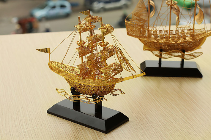 Thuyền buồm phong thuỷ mạ vàng giúp thuận buồm xuôi gió trong công việc, cuộc sống có giá trên dưới 15 triệu đồng. Ảnh: quatangmavang.vn.
