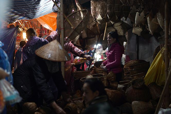 Nông cụ vẫn là những mặt hàng mà những người đi chợ Viềng truyền thống thường mua nhất.