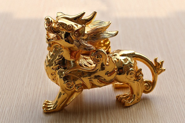 Trong phong thủy, tỳ hưu là con vật có ăn mà không có nhả, nên nhiều người mua tỳ hưu mạ vàng với hàm ý không muốn mất, hay phải chi nhiều trong tháng này. Sản phẩm này có giá 4 - 10 triệu đồng. Ảnh: MTG.