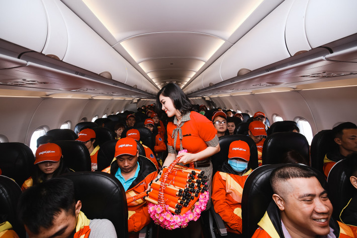 Trên tàu bay các bạn thanh niên, sinh viên đã có những chia sẻ xúc động về hành trình đến với chuyến bay yêu thương, cùng nau ăn bữa cơm Tết tất niên đặc biệt trên tàu bay.