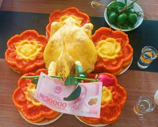 Trong đó, set 500.000 - 600.000 đồng gồm gà, xôi gấc, 1 bộ ông Công ông Táo, trầu cau cùng 5 bông hoa cúc). Ảnh: Ngan Vu.
