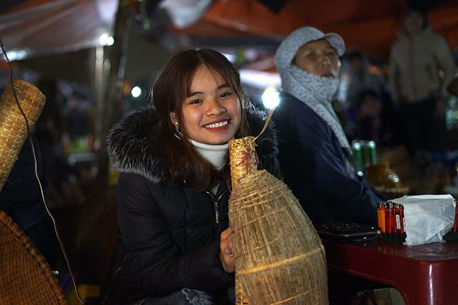 Bạn trẻ Trần Thị Lan bán hàng phụ giúp mẹ từ mấy năm nay. "Năm nay nhà em chuẩn bị rất nhiều mặt hàng nông cụ để bán ở chợ Viềng", Lan cho biết.