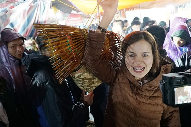 Chị Nguyễn Thị Thùy (Hoài Đức, Hà Nội) vui vẻ khi mua được 2 chiếc nơm cá với giá là 120 nghìn đồng.