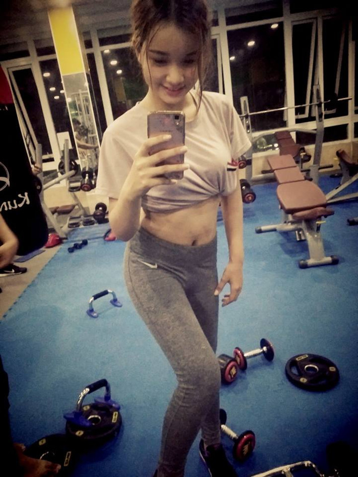 "Người xem thì cho rằng ảnh hưởng đến sức khỏe nhưng thật ra không có hại gì cả, bởi vì huấn luyện viên của mình đã điều chỉnh lực đấm cho vừa sức với mình rồi. Với lại lúc đu xà mình có co chân lên để gồng cơ bụng lại nhằm giảm lực đấm, tuy nhiên khi đấm xong có hơi rát da một chút", Minh Kha cho biết thêm.