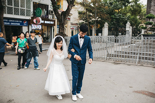 Câu chuyện tình yêu của họ cũng được mạng xã hội "se duyên". Mỹ Linh vẫn nhớ như in cái ngày mà cô và Hạnh quen nhau trên Facebook qua người bạn thân của Hạnh. Nói chuyện với nhau qua mạng khoảng 2 tháng thì cả hai mới quyết định gặp mặt, nhưng khi ấy Hạnh vẫn không hề biết bạn gái bị khuyết tật.