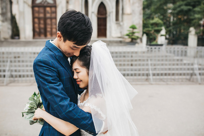 Sau lần gặp đầu tiên ấy, ấn tượng về Hạnh với Linh là một chàng trai hiền lành, dễ gần và nói chuyện có duyên. Cả hai tiếp tục giữ liên lạc qua mạng cũng như những cuộc điện thoại hỏi thăm, được một thời gian thì Hạnh bất ngờ ngỏ lời yêu.