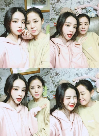 "Đây là chị em à", "Cô ấy trẻ trung và xì-tin quá", "Mẹ xinh con cũng xinh", "Đúng bà mẹ quốc dân rồi"... là những bình luận khen ngợi của cư dân mạng dành cho bà mẹ trẻ trung U50.
