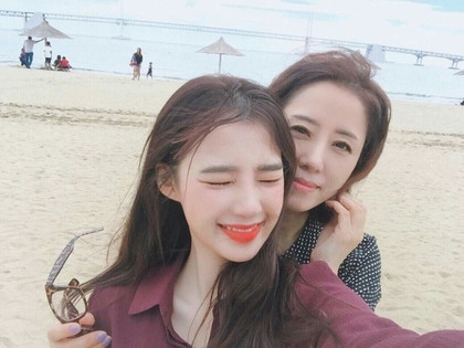 Hai mẹ con Han Jeong Joo thường xuyên đi chơi, du lịch và chụp ảnh "tự sướng" cùng nhau, dù trong mọi bức ảnh bà mẹ hot girl mang vẻ đẹp "không tuổi" đều đứng sau làm nền cho con gái nhưng cô vẫn rất nổi bật.