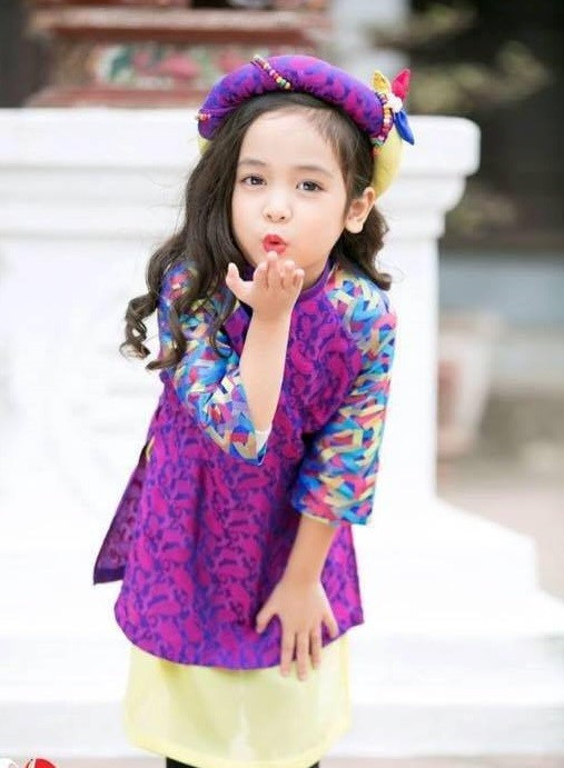 Mẹ bé Diệp Anh cũng từng chia sẻ trên Zing rằng những bài con hát đều do chị bật khi lái xe và khá bất ngờ về khả năng ghi nhớ lời ca khúc của bé. Diệp Anh biết nói từ lúc mới 8-9 tháng. Khi hơn 1 tuổi, cô bé đã có thể hát được hết các bài của thiếu nhi. Vì cũng muốn Diệp Anh phát triển tự nhiên và tập trung vào việc học tập nên gia đình cho bé tham gia lớp năng khiếu, song giảm dần các hoạt động chụp hình, ca hát của bé. Ảnh: Facebook nhân vật.