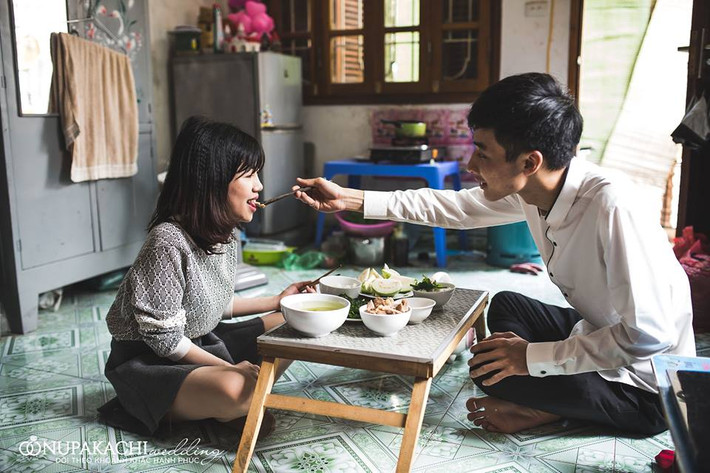 Và chuyện tình đẹp nhưng cũng đầy sóng gió ấy đã có một cái kết có hậu bằng một bộ ảnh cưới mộc mạc và một đám cưới được dự định vào năm sau. Dù biết cuộc sống còn nhiều khó khăn khi Linh và Hạnh vẫn đang phải ở trọ. Linh vừa mới tốt nghiệp trường ĐH Điện Lực và hiện đang làm cộng tác viên viết bài cho một công ty nội dung, còn Hạnh làm cho một công ty bảo vệ nhưng cả hai vẫn tin tình yêu và sự cố gắng trong công việc lẫn cuộc sống sẽ giúp họ vượt qua tất cả. Ảnh: Nupakachi.
