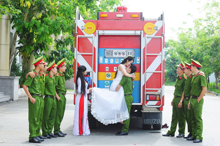 Bù lại, chú rể Quốc Doanh cũng luôn biết cách quan tâm, chăm sóc cho người vợ tương lai của mình. "Cuối tuần nào anh được nghỉ và không có cháy thì anh đưa mình đi chơi khắp Sài Gòn và dẫn đi ăn các món mà những đôi yêu nhau hay thưởng thức. Cũng có nhiều khi anh trổ tài nấu cho mình ăn những món mà mùi vị chỉ có người miền Trung như chúng mình mới ăn được thôi", Mai Tuyết chia sẻ kỷ niệm không thể nào quên ấy.