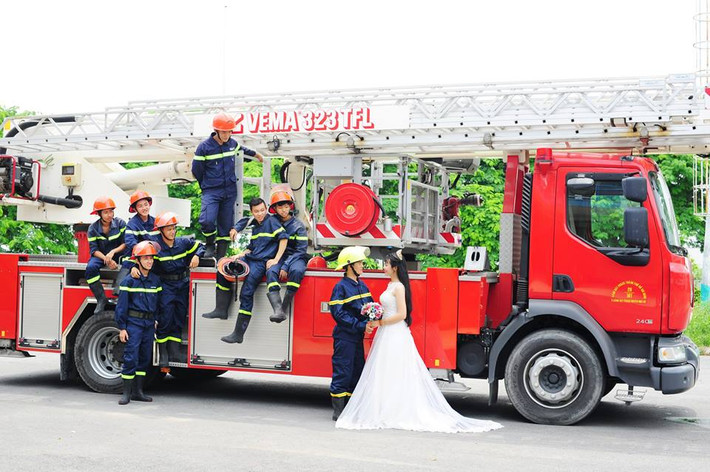 Cô dâu Mai Tuyết hiện công tác tại khoa Dân Sự- Trường Đào tạo, bồi dưỡng nghiệp vụ kiểm sát tại TP HCM, còn chú rể Quốc Doanh đang công tác tại Phòng Cảnh sát PC&CC H.Nhà Bè, TP HCM. Bộ ảnh cưới đậm chất ngành của họ được ê-kíp chụp hình thực hiện ngày 13/5 vừa qua tại Đơn vị Phòng Cảnh sát PC&CC H.Nhà Bè.