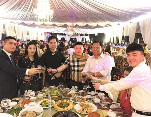 Trong loạt ảnh chụp đám cưới của cặp đôi được lan truyền trên mạng, ngoài sự xuất hiện của những người nổi tiếng, dân mạng còn choáng ngợp trước không gian tiệc cưới hoành tráng.