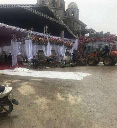 Rạp cưới được dựng ngay tại khuôn viên của một tòa lâu đài hoành tráng đang trong quá trình xây dựng.