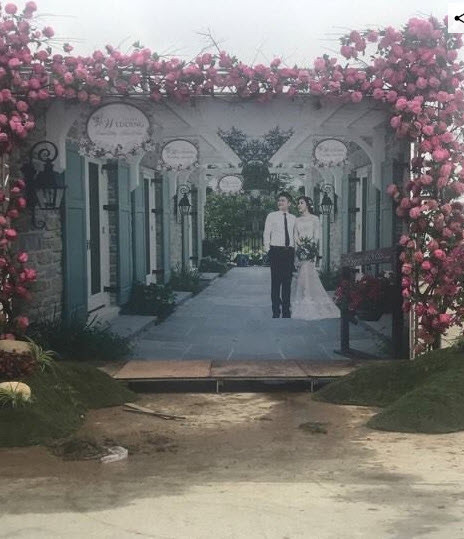 Theo tìm hiểu được biết, cô dâu và chú rể trong đám cưới gây xôn xao này đều có gia thế đáng ngưỡng mộ. Chú rể được đồn đoán là một đại gia trẻ tuổi, còn cô dâu là con gái của một chủ khách sạn có tiếng ở Ninh Bình.