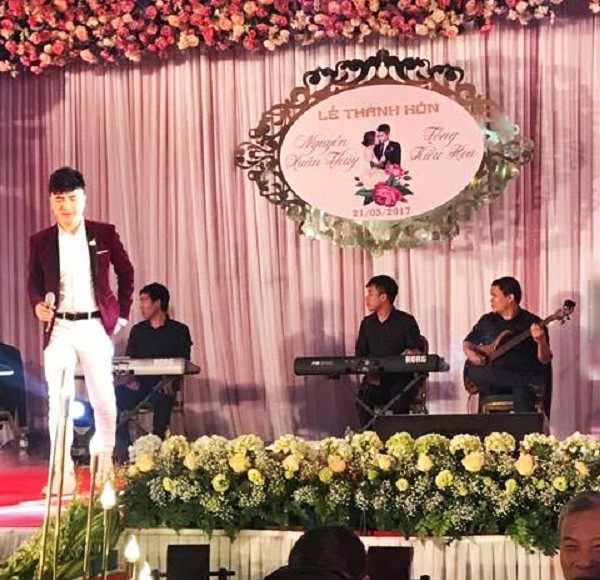 Các ca sĩ khách mời trình diễn trên sân khấu lớn được trải thảm và trang trí bằng hoa tươi.