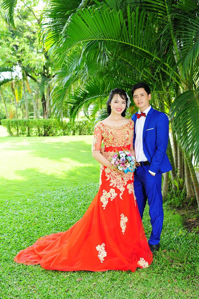 "Anh chọn nghề lính cứu hỏa, một công việc hết sức hiểm nguy và lúc nào cũng trong trạng thái chuẩn bị để thực hiện nhiệm vụ. Có nhiều hôm 2 đứa đi chơi, ngồi sau xe nghe anh kể là tối qua đang ngủ 12h đêm mà giật mình nghe chuông báo động có cháy nên phải bật dậy để cùng các đồng đội đi cứu hỏa. Cũng có khi anh bảo hôm nay anh mệt vì lúc sáng mới đi chữa cháy ở khu vực này, khu vực kia...mà cháy to quá, khói mù mịt có lúc cảm thấy ngạt thở.... Nghe anh tâm sự vậy mà mình thấy yêu anh nhiều hơn và đồng cảm cho công việc mà anh đã chọn", cô dâu xứ Nghệ tự hào chia sẻ về người bạn đời của mình. Ảnh: Nhân vật cung cấp.