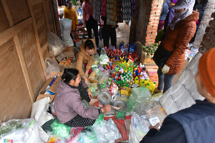 Đây là nơi bày bán đủ loại hàng khô, quần áo hay các quán ăn sáng, ăn vặt.