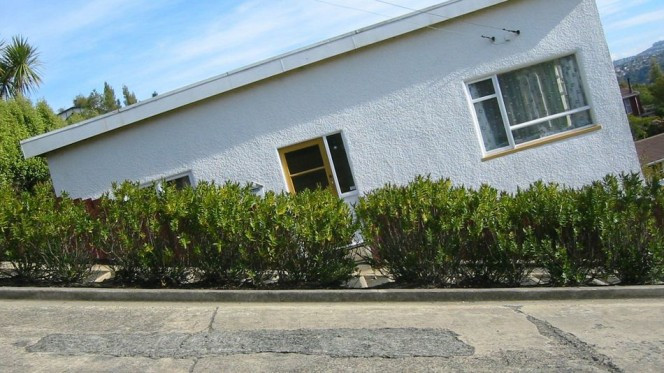Con phố Baldwin ở thành phố Dunedin, thuộc khu vực South Island, New Zealand được mệnh danh là con phố kỳ lạ bậc nhất thế giới bởi "sự nghiêng" ngoạn mục của mình. (Nguồn Boredomtherapy)