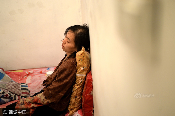 Thấy tình cảnh quá đáng thương, những người thân thiết và người hảo tâm ở địa phương đã tình nguyện giúp đỡ, tài trợ cho mẹ con bà Thục Vân tới Tế Nam để chữa bệnh. (Nguồn Sina)