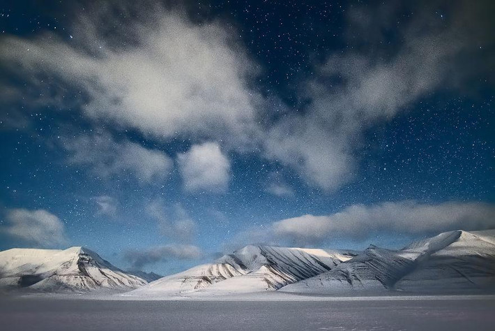 Svalbard vào một đêm trăng tròn. Năm 2006, người ta đã tìm thấy những hóa thạch thời tiền sử ở khu vực vùng núi này.