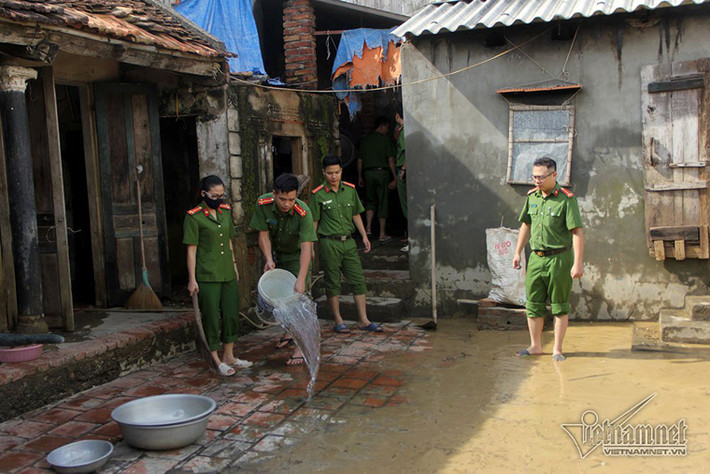 Ông Nguyễn Huy Du, Phó chủ tịch UBND thị trấn Xuân Mai cho biết: "Thực hiện kế hoạch dọn dẹp vệ sinh sau mưa lũ, chúng tôi đã huy động nhiều lực lượng tham gia tổng vệ sinh thôn Bùi Xá trong cả ngày 6/8".