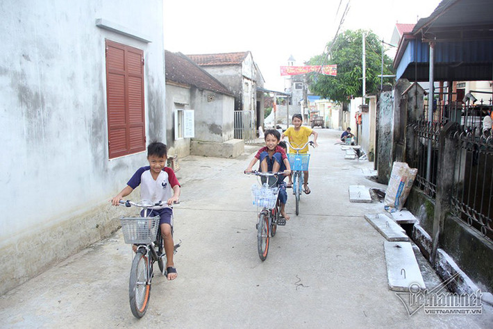 Khu vực đường nội bộ của thôn mấy ngày trước còn ngập đến nửa nhà, nay đã khô ráo, trẻ em thoải mái nô đùa.