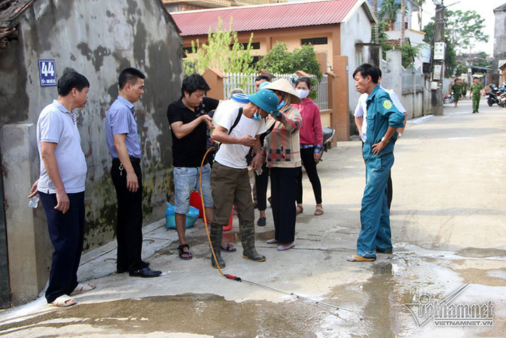 Tình hình ngập lụt ở Chương Mỹ được Vietnamnet ghi nhận, bà Hoàng Thị Thu (Trưởng ban công tác mặt trận thôn Bùi Xá) cho hay: "Thôn có 103 hộ với 529 nhân khẩu. Trận mưa lớn đêm 20 kéo dài đến tận ngày 21/7 khiến thôn ngập sâu trong nước, suốt nửa tháng qua bà con phải bì bõm, chèo thuyền đi lại. Đến tận ngày 2 và 3/8, nước mới có dấu hiệu rút, đến 5/8 nước rút hoàn toàn, chỉ có vài hộ nước ứ đọng trong sân".
