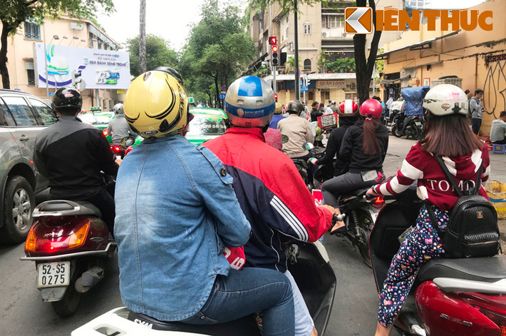 Hiếm khi người dân TPHCM phải mặc áo ấm ra đường để chống lại cái lạnh.