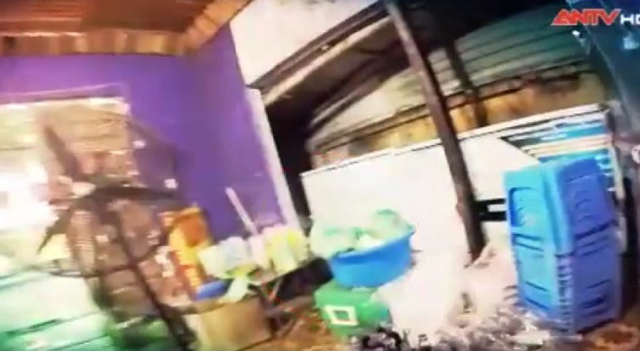Bát đĩa vứt ngồn ngang, không có nắp đậy. Ảnh: ANTV.