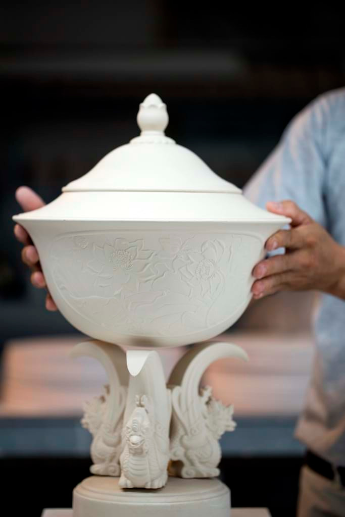 Để chế tác chén ngọc, 16 loại nguyên liệu khác nhau từ hơn 10 quốc gia trên thế giới đã được tinh tuyển. Ảnh: Người đô thị.