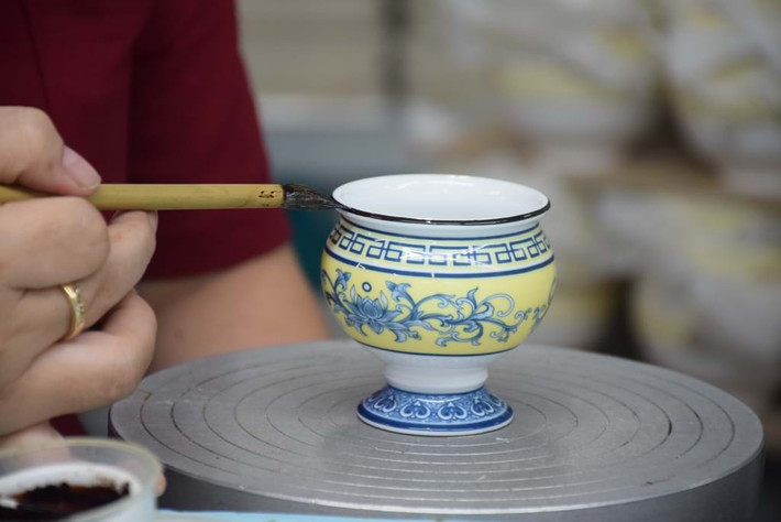 Được biết, chén ngọc là thành quả 10 năm ấp ủ của công ty Minh Long. Thêm nữa, Minh Long đã mất hơn 2 năm chuẩn bị, bắt đầu với 6 tháng phác thảo ý tưởng và một năm ròng thể hiện bằng thiết kế hình họa 3D. Ảnh: Vietnamtimes.