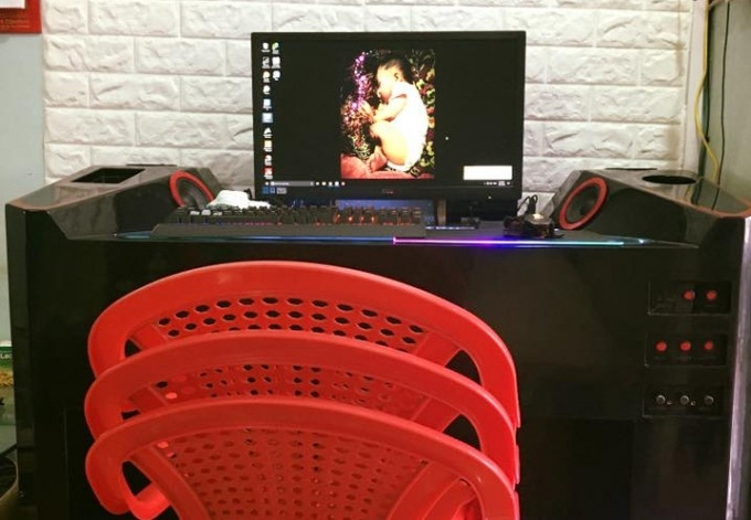 Trái ngược với bộ máy tính chơi game hàng chục triệu đồng là 3 chiếc ghế nhựa chập vào nhau rất hài hước. Ảnh: Infogame.