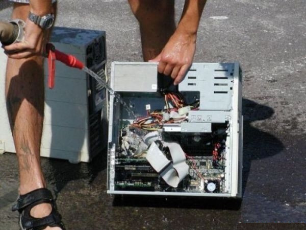 Phải rửa thường xuyên cho mới. Ảnh: AnandTech Forums.
