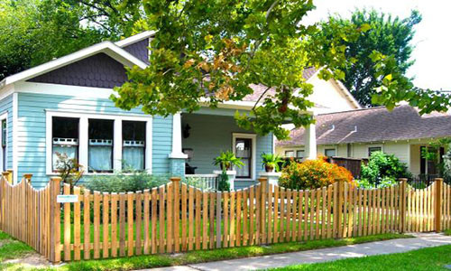 Hàng rào tre nhẹ, có bề ngoài thanh thoát, thân thiết, giản dị đem lại cảm giác chắc chắn cho ngôi nhà. Ảnh: Bellasofa.