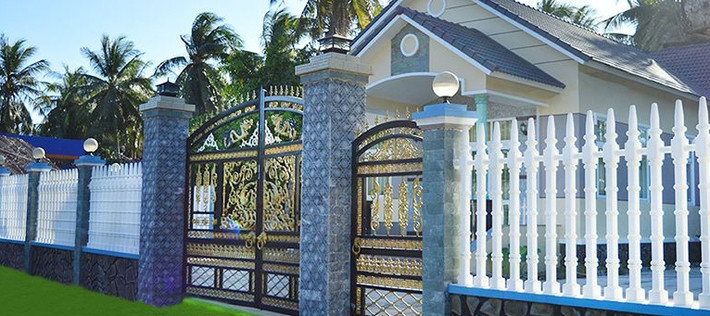 Nhà cấp 4 mái kép sang trọng với hàng rào bê tông ly tâm đơn giản cùng chiếc cổng họa tiết cầu kỳ. Ảnh: Hangraodep.